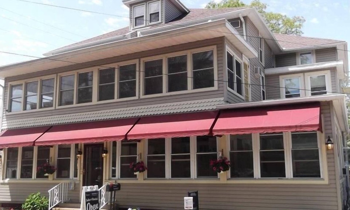 Lakeside Cottage | LVI Suite 15 - Studio Apartment in the Heart of Lakeside
