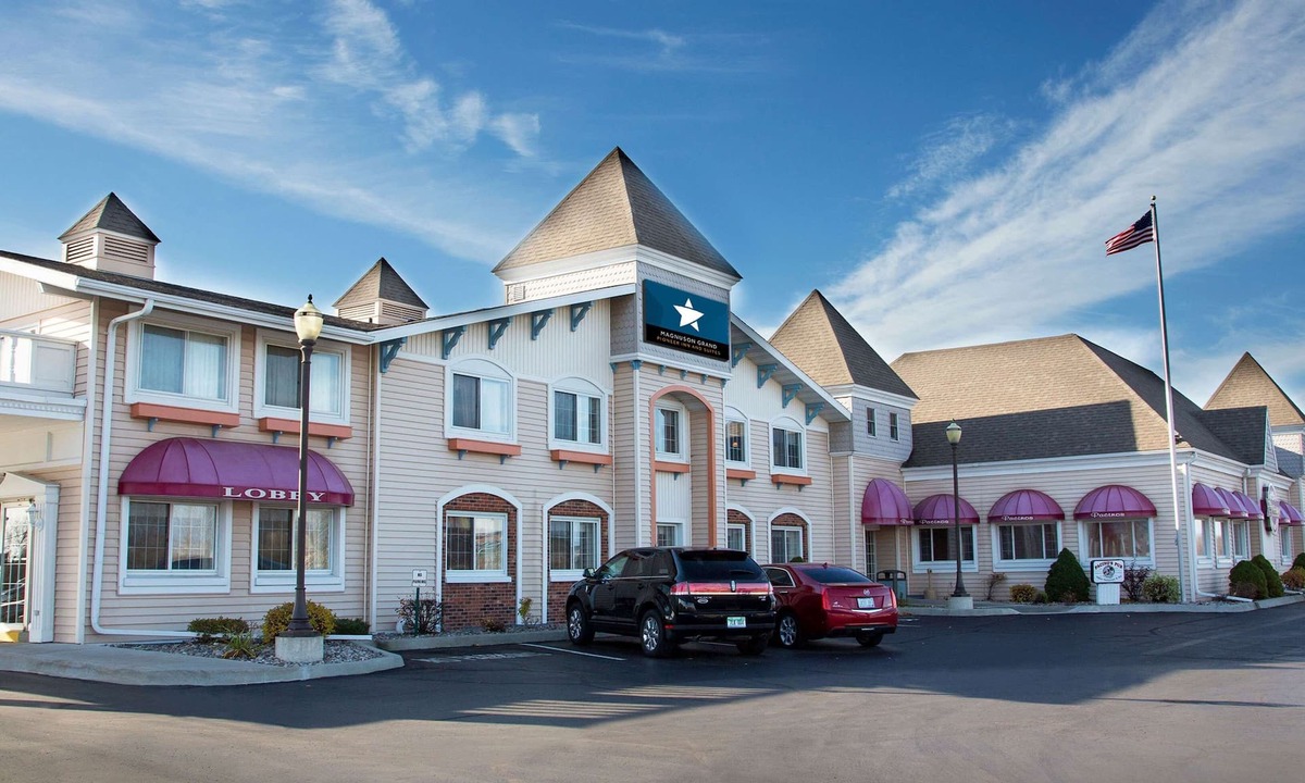 Escanaba Hotel | Magnuson Grand Pioneer Inn and Suites