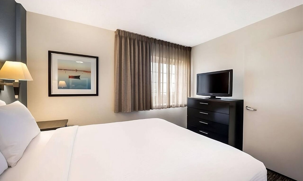 Waukegan Apartment | Make Your Trip More Enjoyable! Kitchen, Pets Allowed, Private Parking