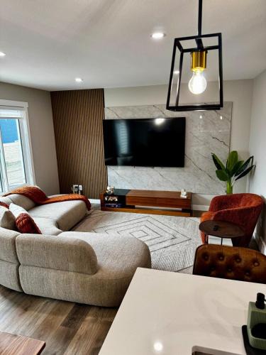 Regina Apartment | Maple Family House Stylish Stay for 8