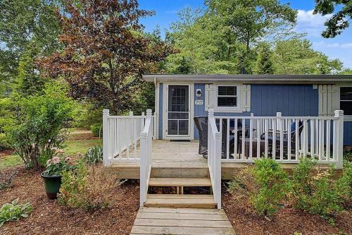 Saugatuck Villa | Maple Ridge Blue Cottage-HOT TUB