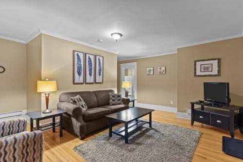 Waterford Valley Apartment | Midstream Modern 2BR Wi-Fi Parking