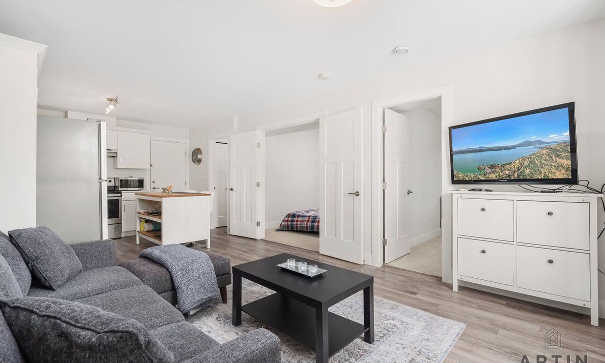 Central Lonsdale Apartment | Modern 2BR Suite Near Lonsdale & Mountains
