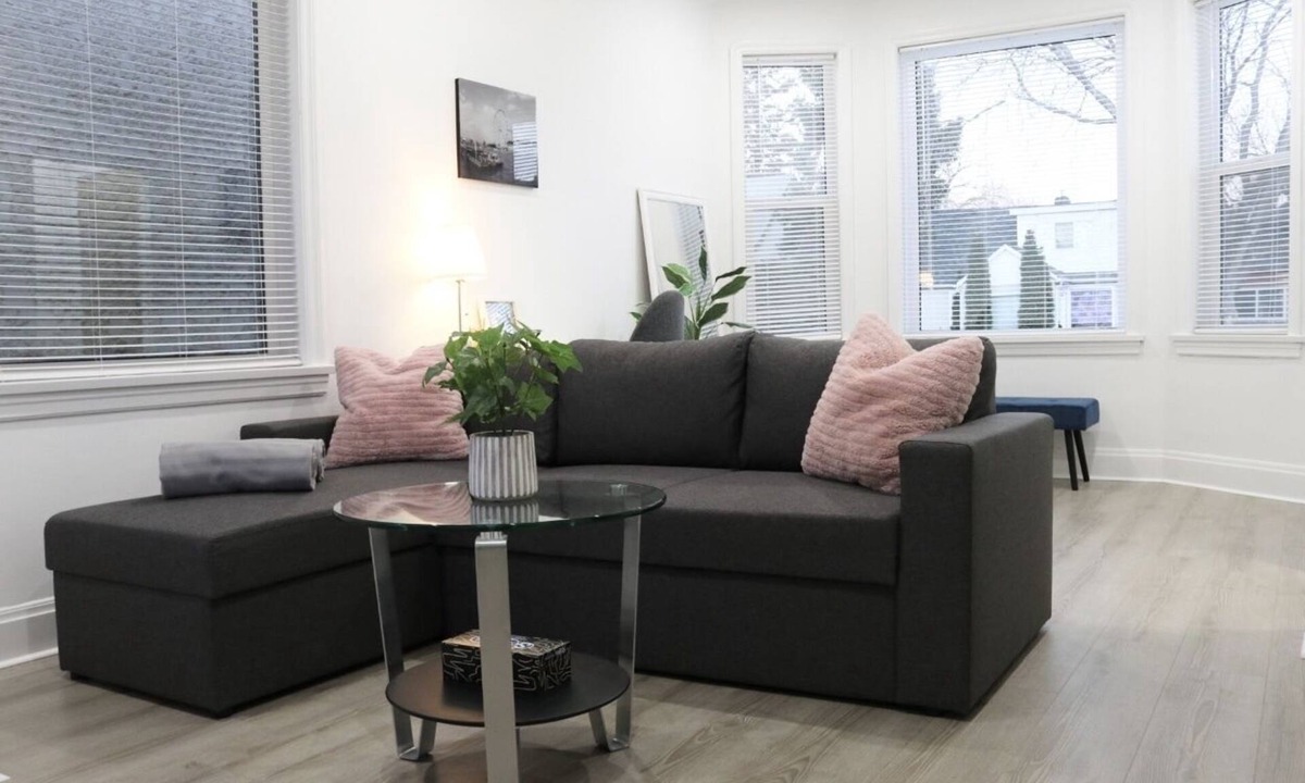 St. James House | Modern 3BR Home near Airport & PoloPark | Sleeps 8