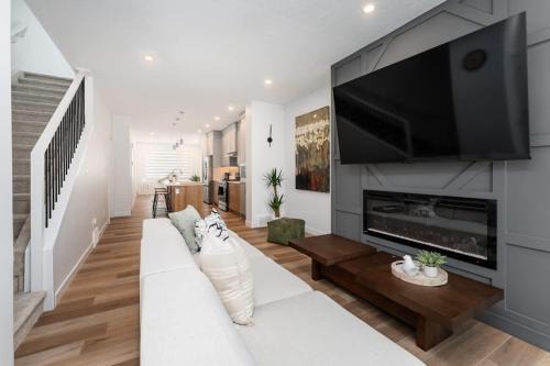 North Central Edmonton House | Modern 5BR Home Near Rogers Place & NAIT