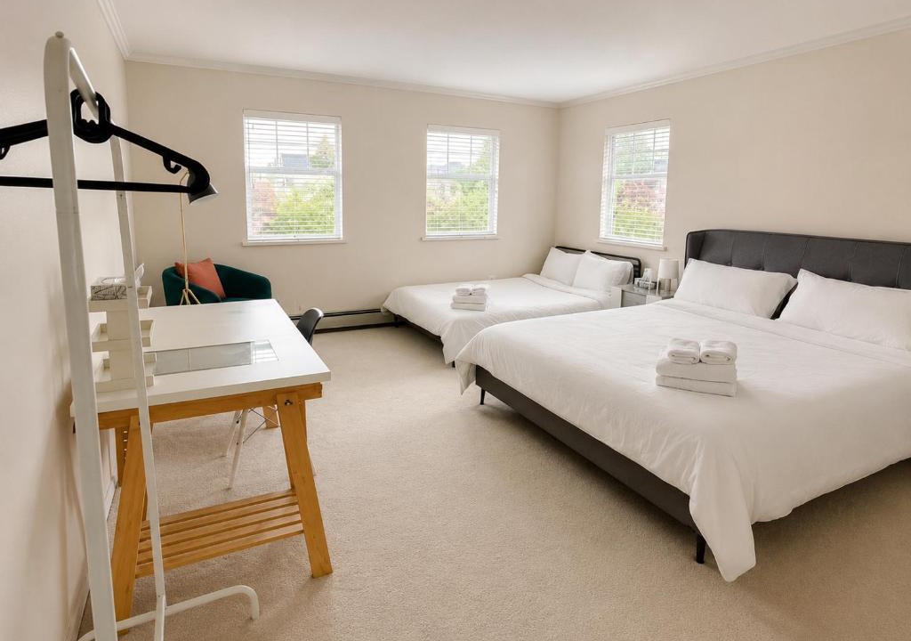 Arbutus Ridge House | Modern bedroom with Ensuite Bath near Kitsilano