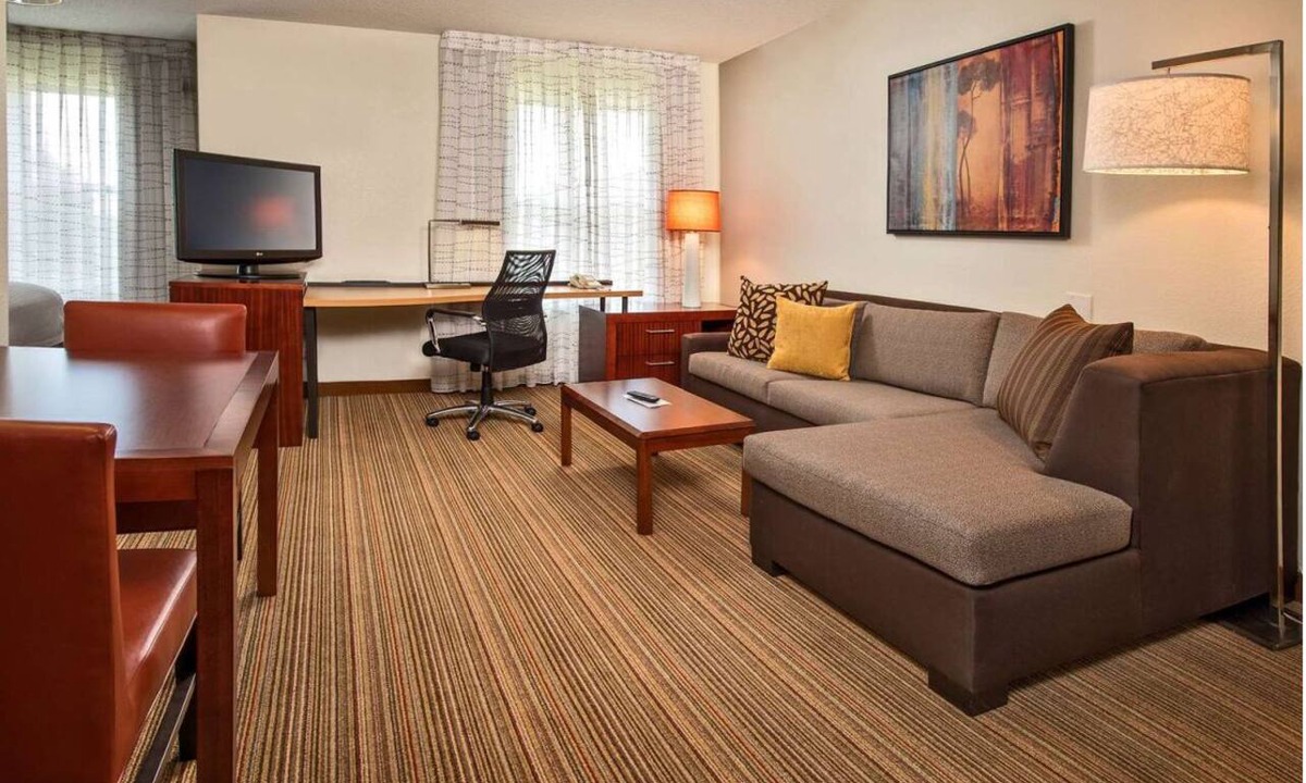 Charleston Hotel | Modern Convenience Meets Comfort in Charleston! Pool, Pets are Allowed Here