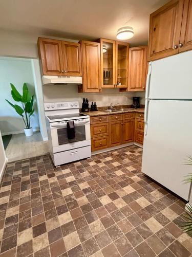Rosscarrock House | Modern Cozy 2 BR Retreat Near DT & CTrain