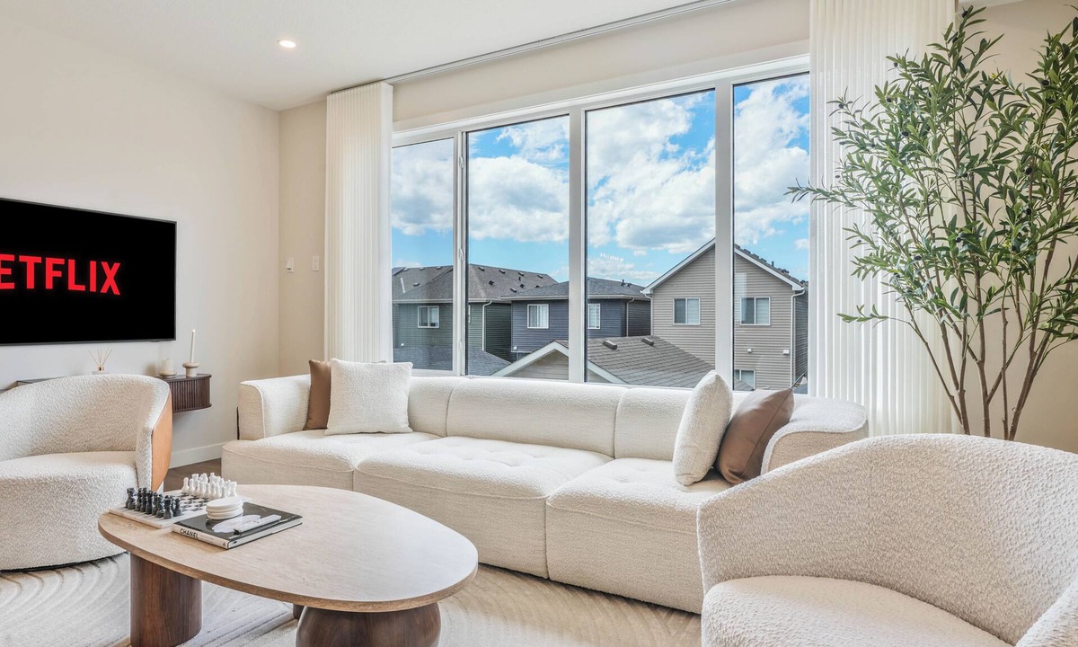 Southeast Calgary House | Modern Retreat | Arcade Room | 3BR |AC