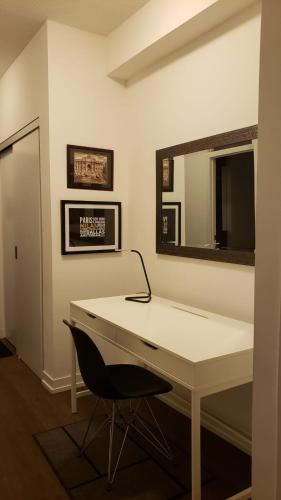 Yonge-Eglinton Apartment | Modern & Stylish Condo in Midtown