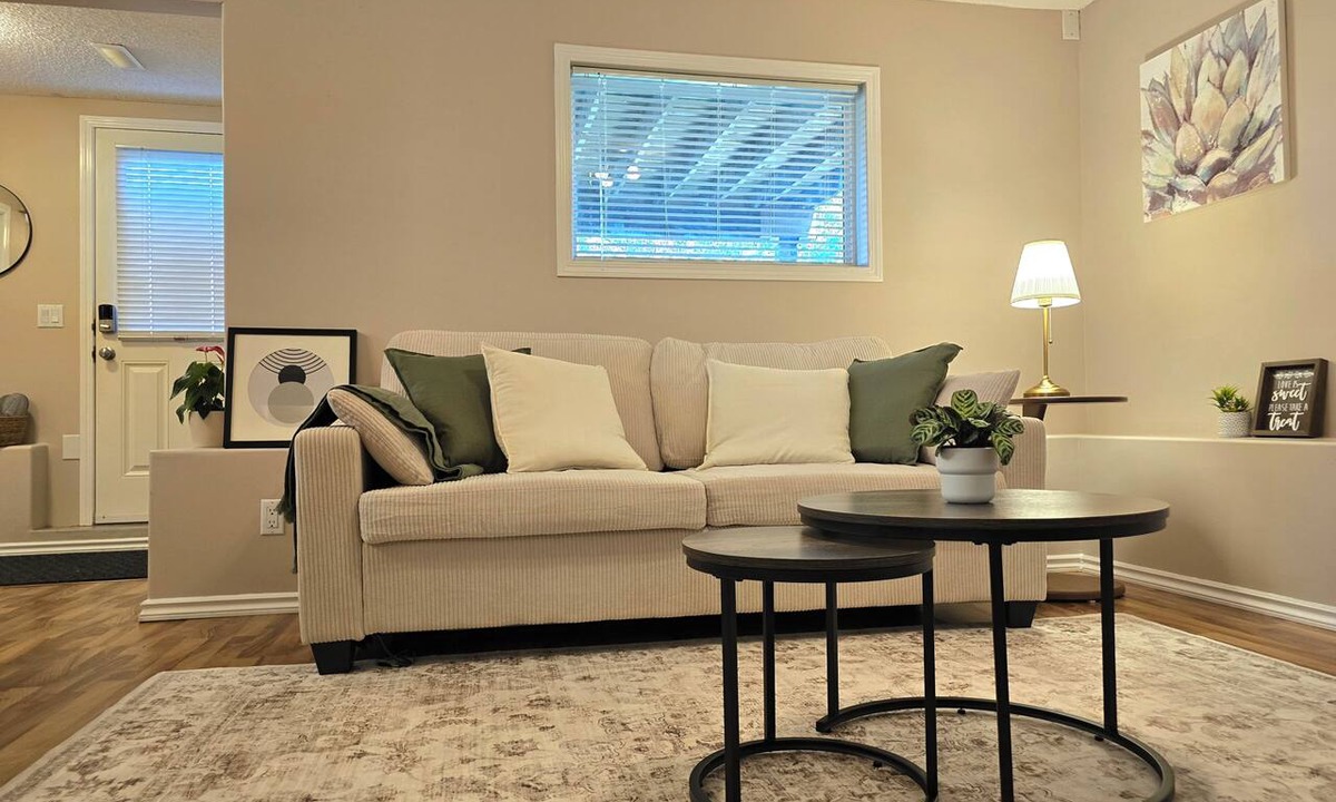 Kincora House | Modern Walkout Suite Near YYC Airport