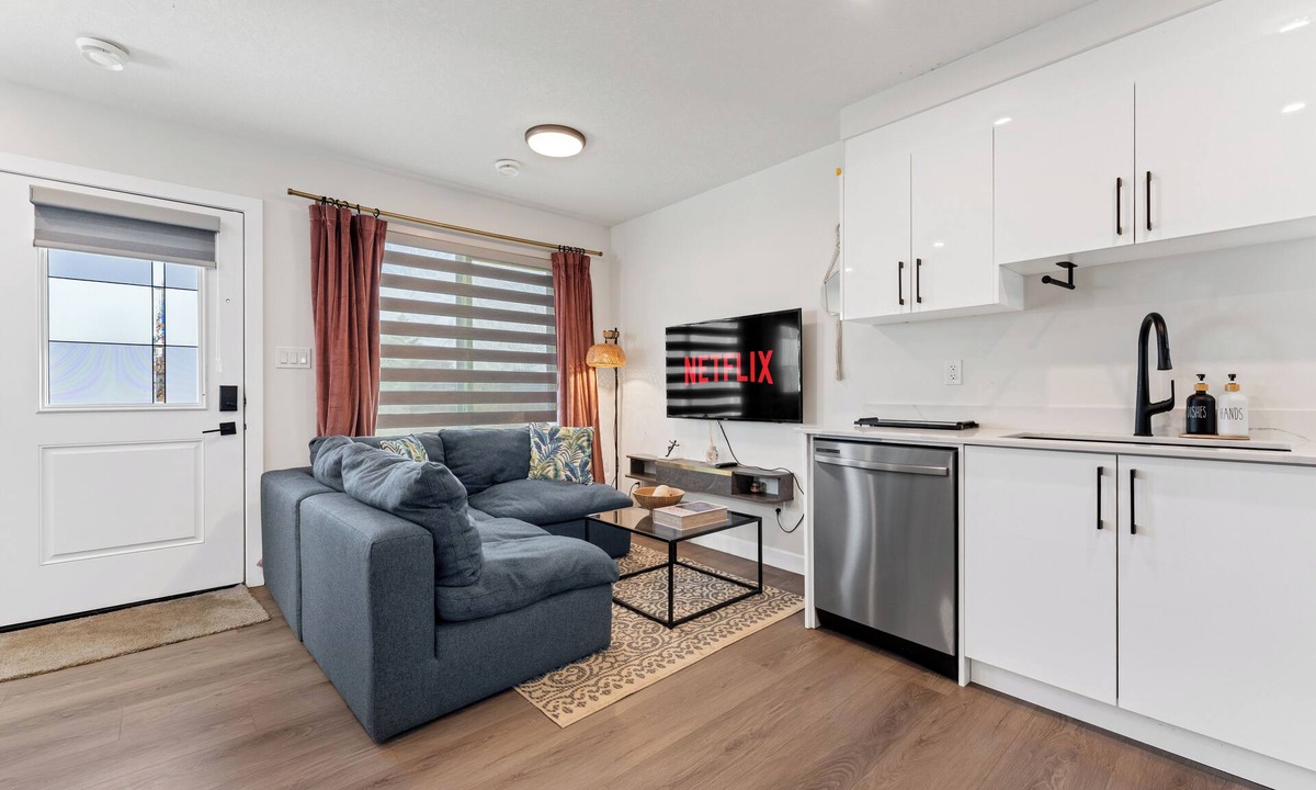 Northeast Edmonton House | Morden Garden Suite With Parking