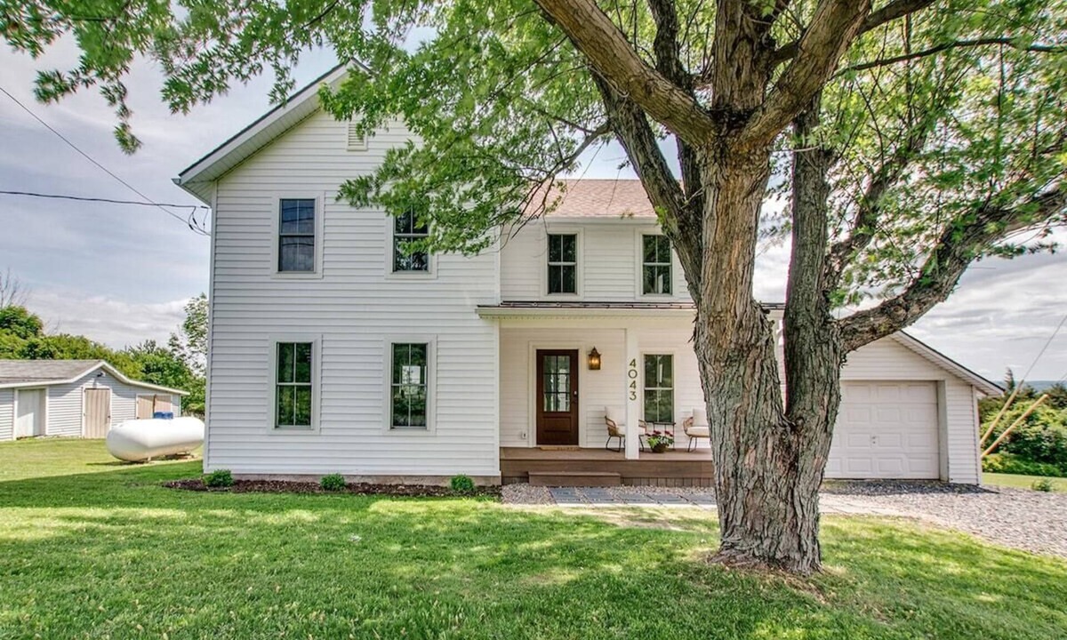 Valois House | Morning Dove, 2 bedroom farmhouse, on Seneca lake wine trail