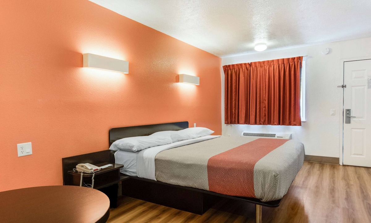 Youngstown Hotel | Motel 6 Youngstown, OH