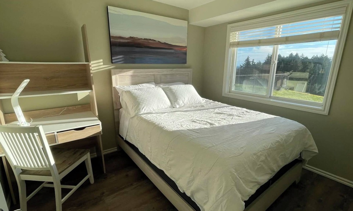 Victoria Apartment | Mountain House: An apartment with a gorgeous ocean view on Triangle Mountain.