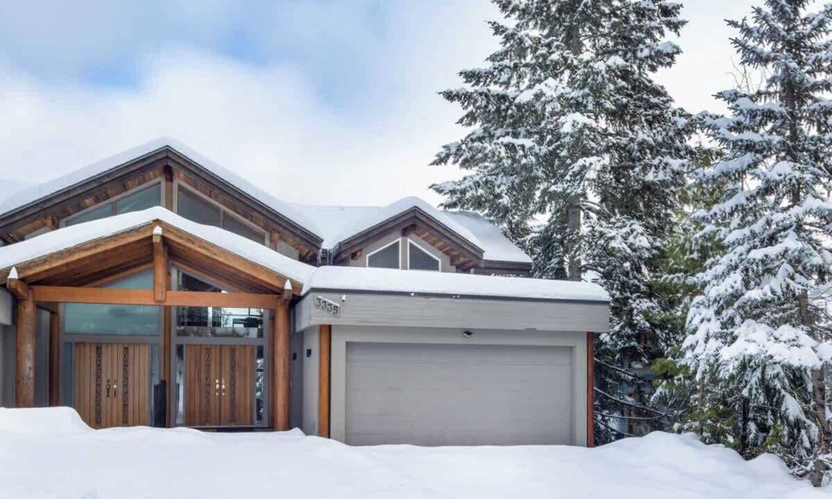 Blueberry Hill Condo | Mountain townhome w/hot tub & views