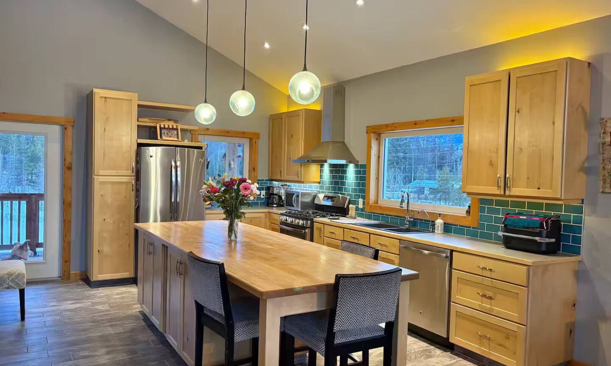 East Kootenay House | Mountain View | Hot Tub | Golf Ski | Ping-Pong | Fire-pit | Dogs | Yard | Garden