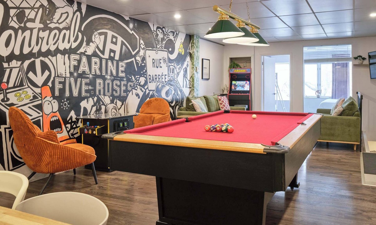 Plateau Mont Royal Apartment | MTLVR #09 | Gather w/friends, pool table, arcade