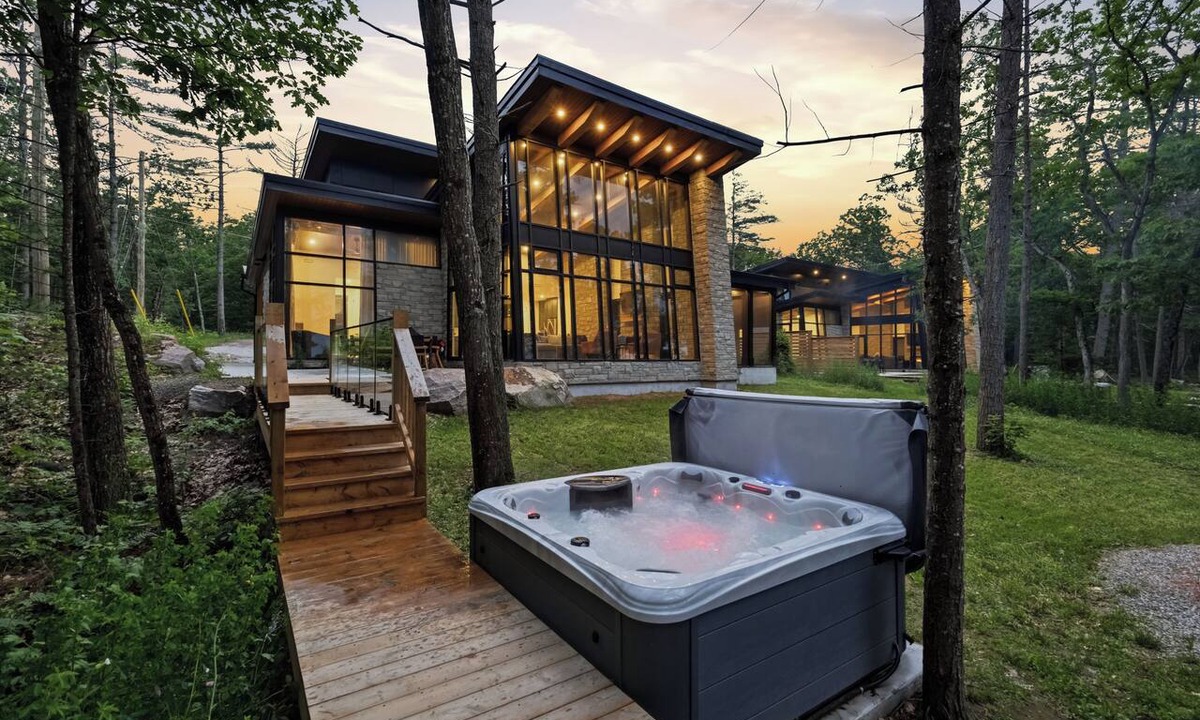 Gravenhurst Cottage | Muskoka Luxury Hot tub, Waterfront, Pet Friendly