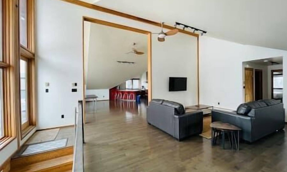 East Kootenay Apartment | Near Brewery/4 Bedrooms/2 Bathrooms/Stylish