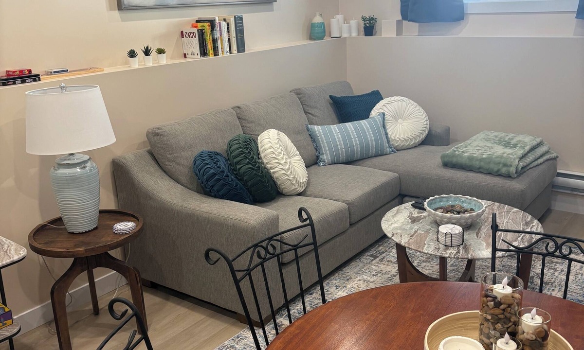 Saskatoon House | NEW 2 bedroom, (queens) 1 bathroom VRBO, comfy & serene. “ASPEN’s Suite Escape”