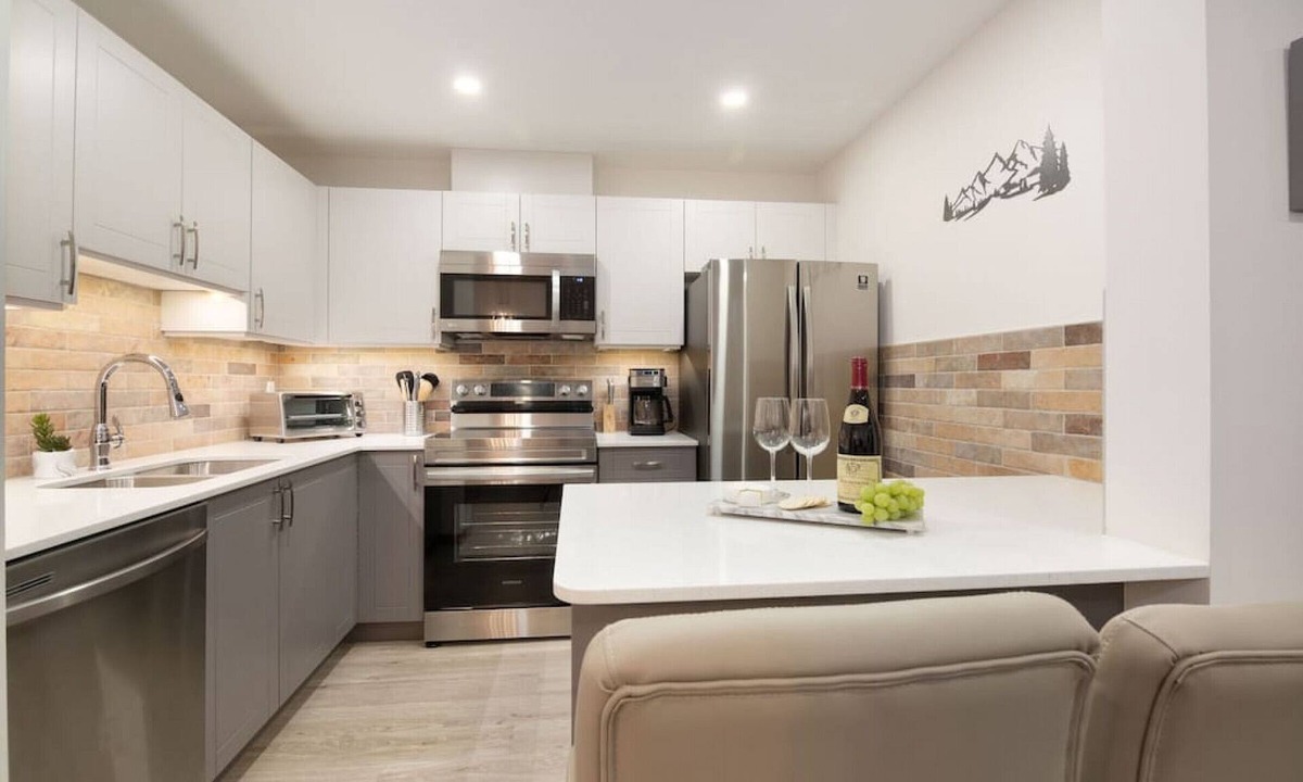 Village North Villa | NEW! 2BR Townhouse: Private HotTub, Free Parking