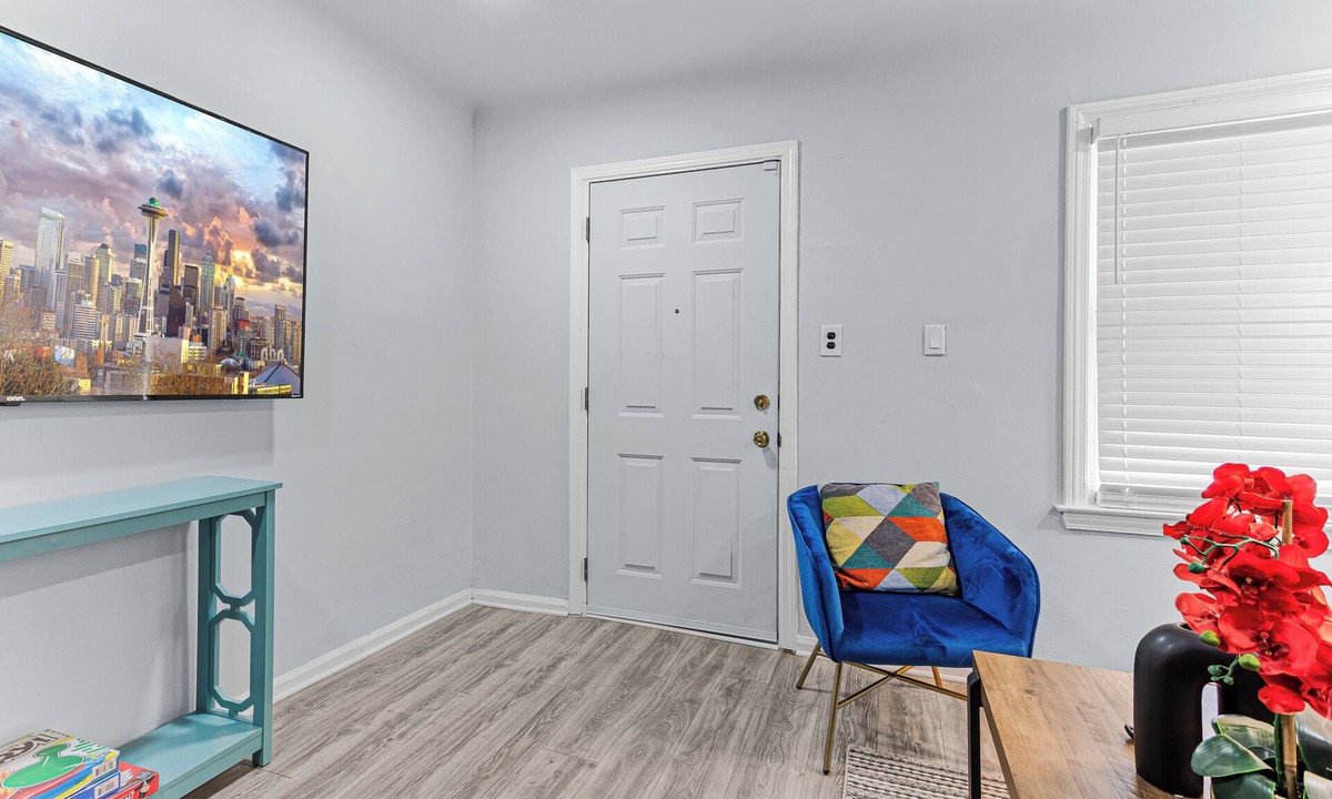 Ecorse House | NEW-5BD/Spacious Home w/Wi-Fi, Pool-Table, & more!