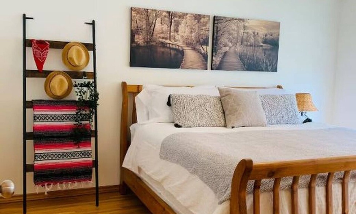 Brentwood House | New | Cozy Retreat | Walk UofC | 13m DT | 16m Airport | Patio Parking Games BBQ