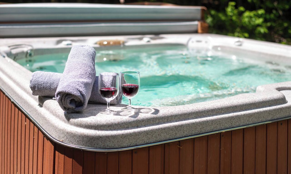 Labelle Ski Chalet | NEW! Grand Timber Chalet - Hot Tub & Billiard