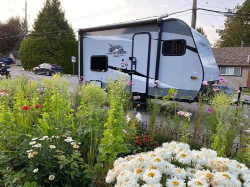 Aldergrove House | New Jayco trailer with comfy queen bed & Air-con