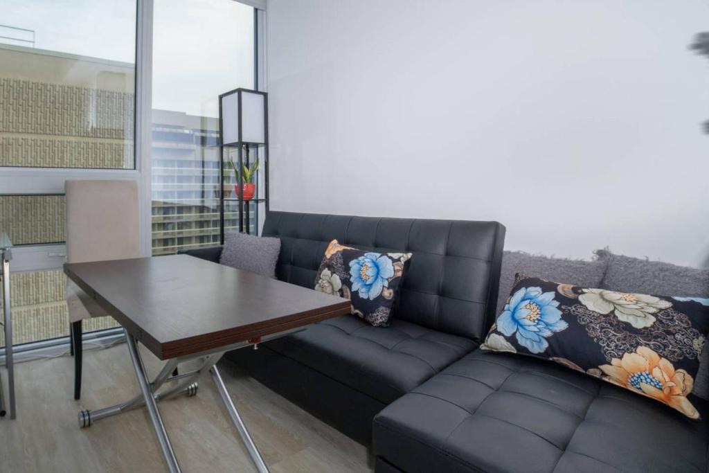 Bay Street Corridor Apartment | New Luxury 1 Bedroom Downtown Apartment