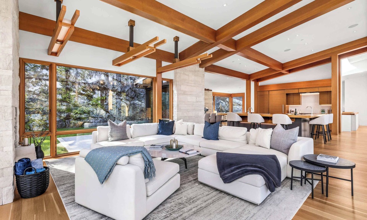 Blueberry Hill House | New luxury chalet with hot tub & media