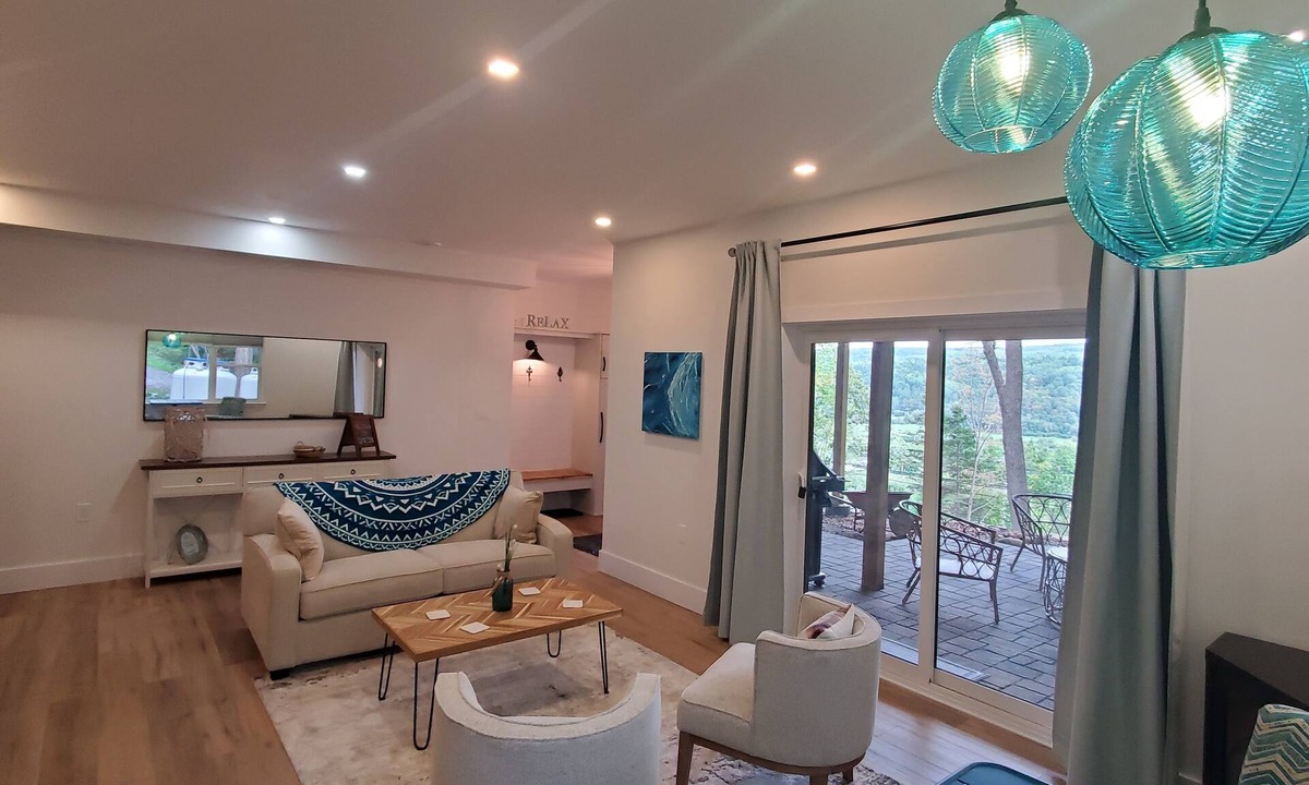 Newport Landing Apartment | New luxury suite in the heart of wine country-steps from Benjamin Bridge Winery!