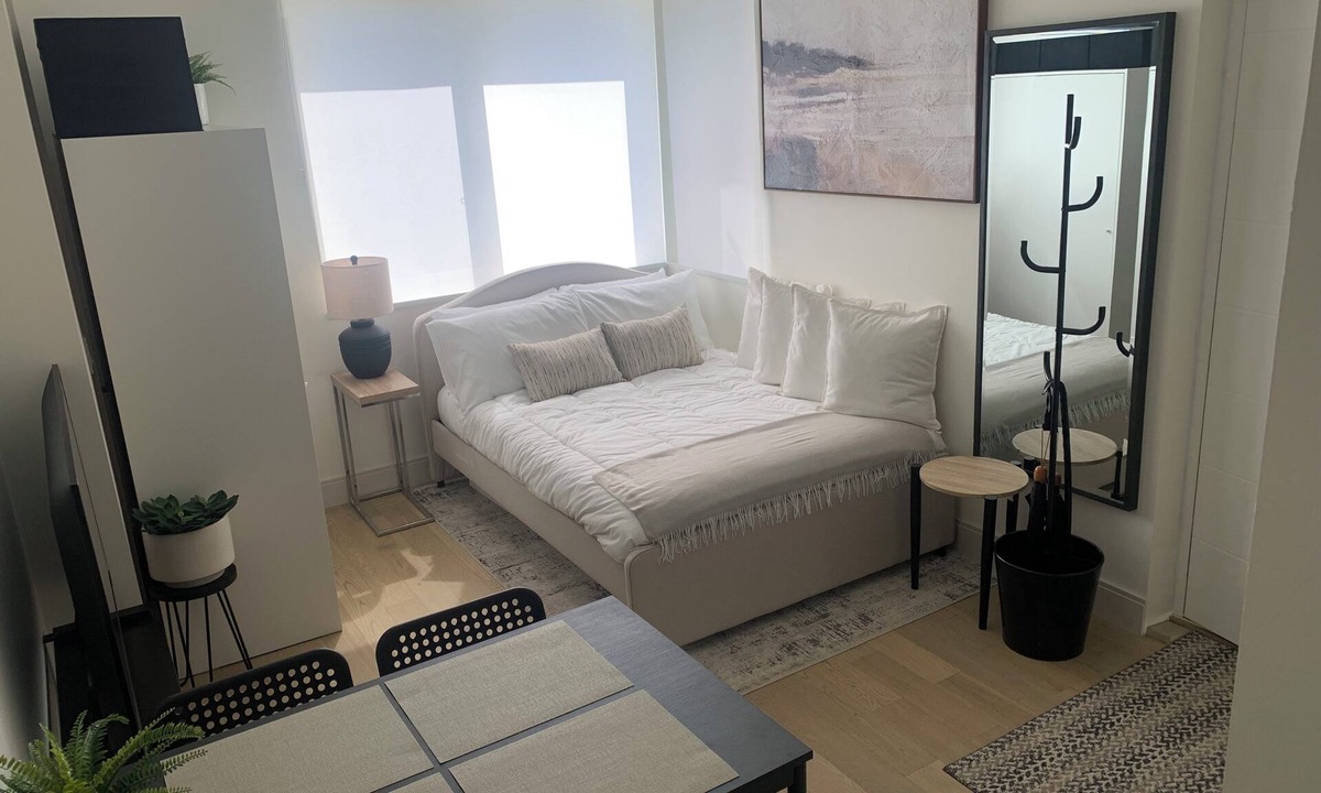 Lower Lonsdale Apartment | New Relaxed West Coast Vibe Minutes Form Seabus, Transit, Mtns, Trails & Beaches