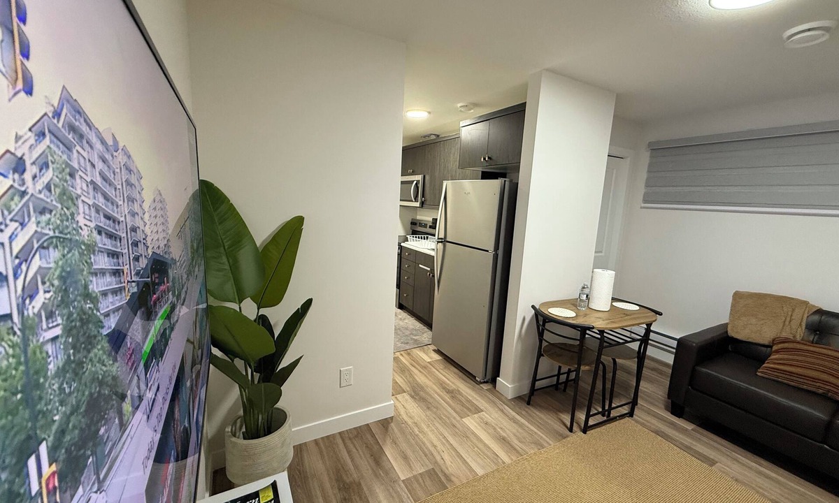 Regina Apartment | New suite in a great location. Central for shopping, restaurants and commuting.