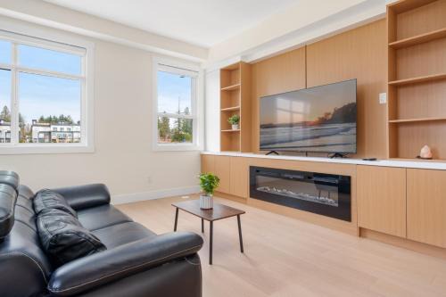 Willoughby House | Newly Built 3BR Townhome - Rooftop Patio and Garage