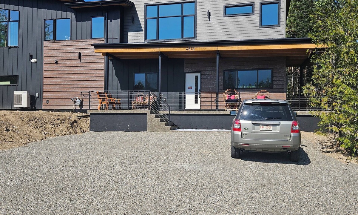 Fernie House | Newly built Fernie Alpine Retreat - beautiful mountain views off private deck.