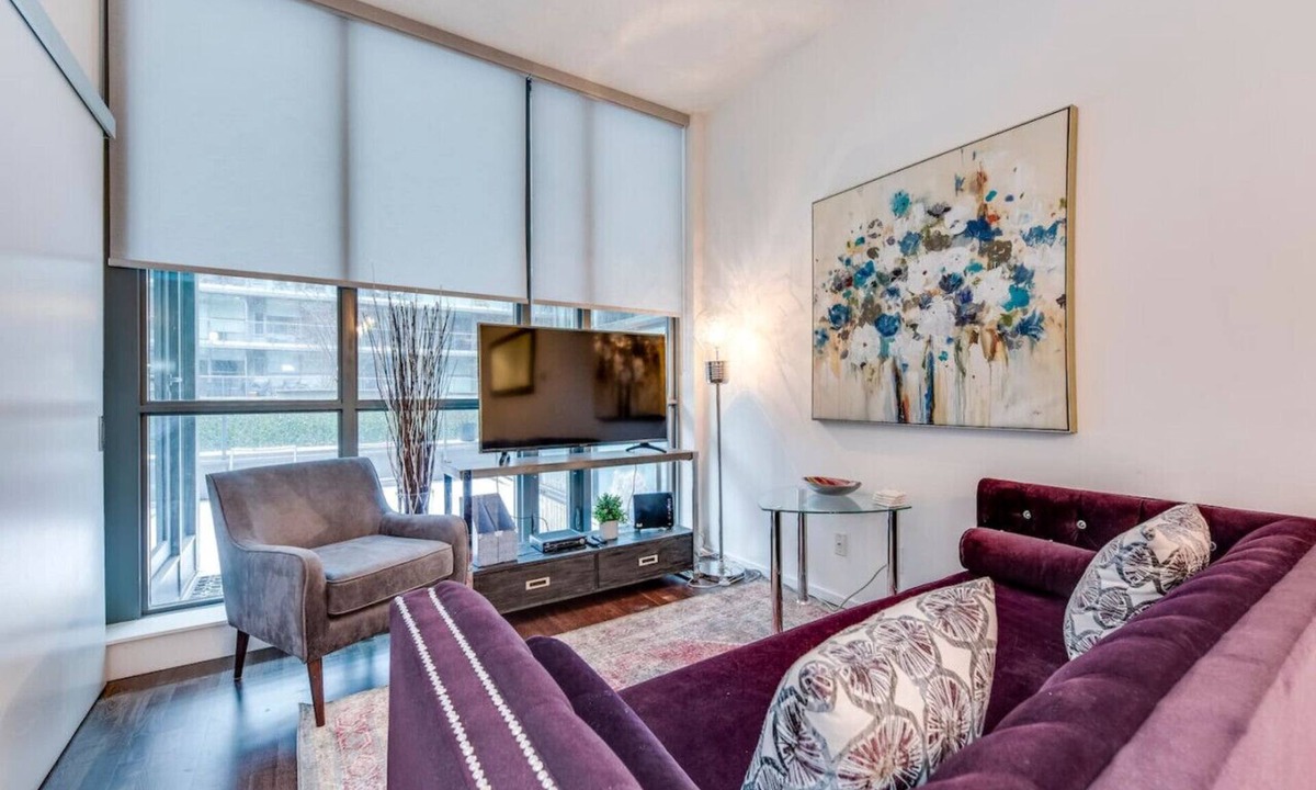 Toronto Entertainment District Apartment | Newly Decorated 1BR Executive Suite in King West