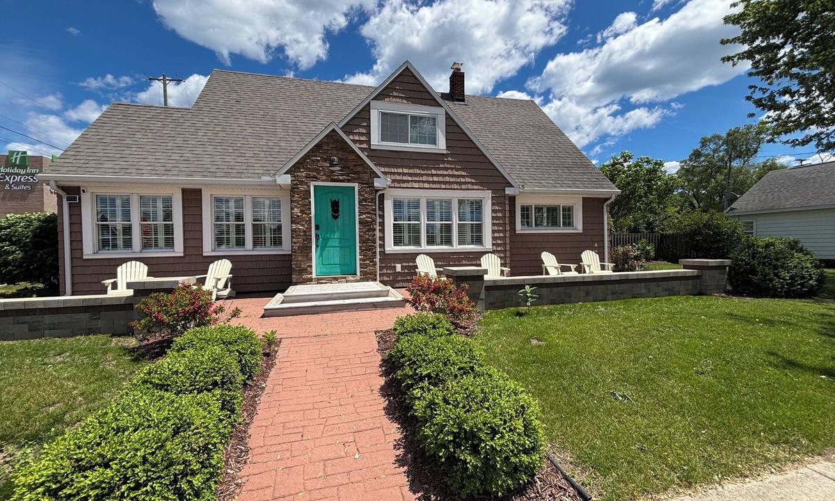Oscoda House | Newly Remodeled - Steps to Lake Huron - Sleeps 13 - Walk Downtown