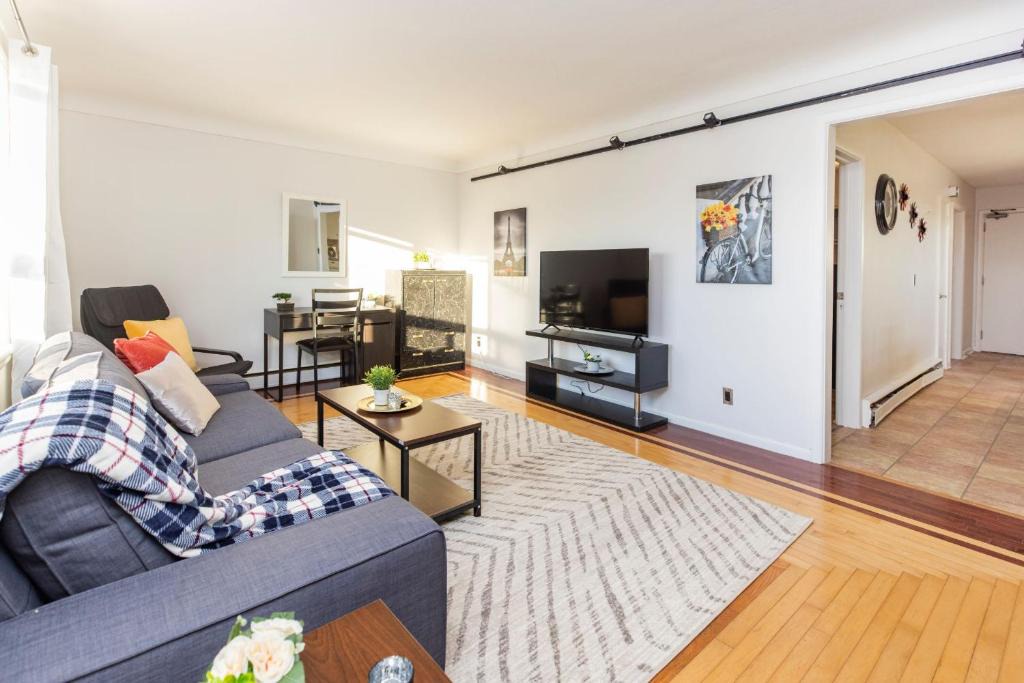 Vanier North Apartment | Newly Renovated - Modern 2BR with King Bed - Near Downtown!