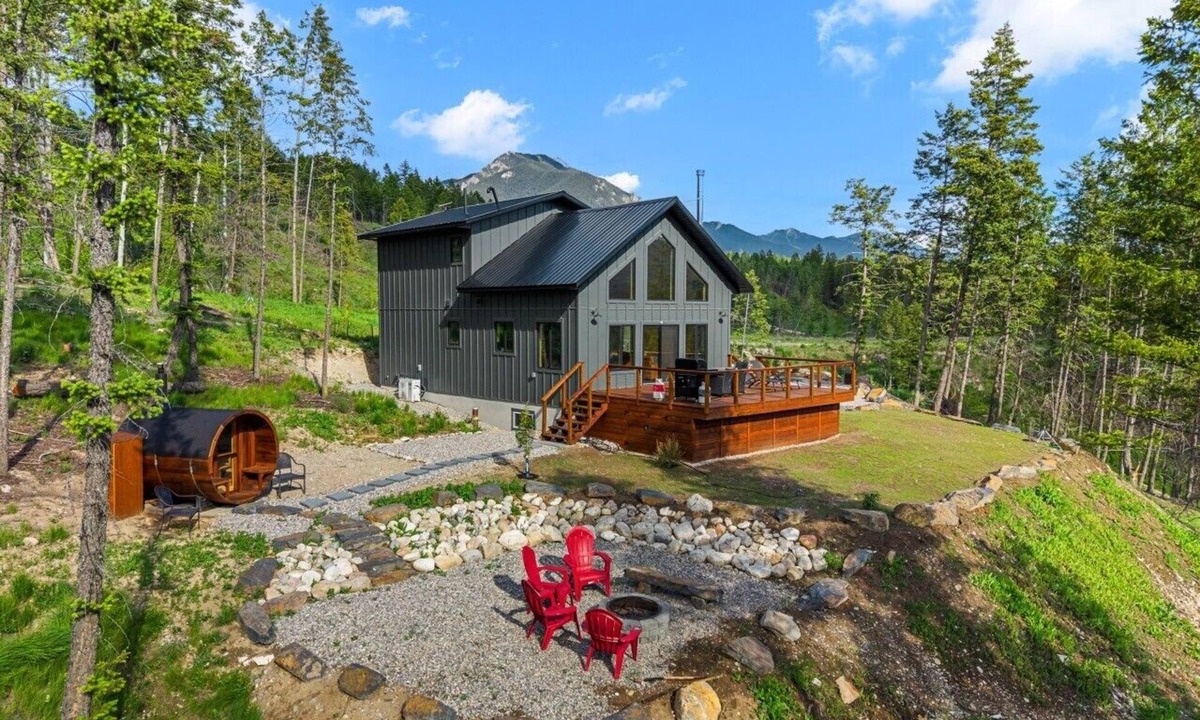 East Kootenay House | Nordic Nest | Barrel Sauna | Fireplace | Fire Pit