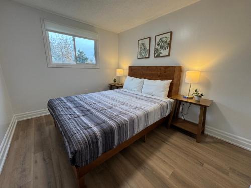 Barrie House | North Barrie !E Stylish and Cozy Private Bedroom with Shared Bathroom