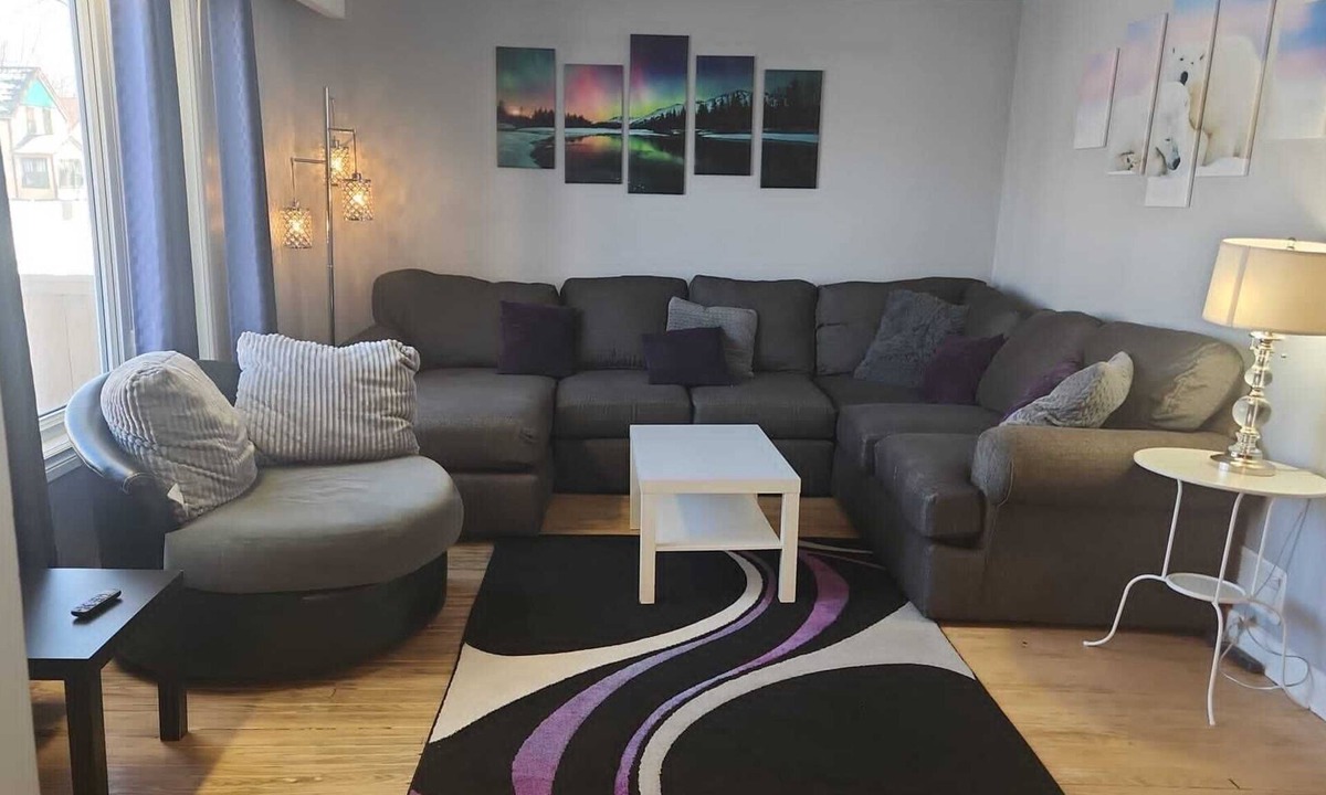 Winnipeg House | Northside Comfort 2 ! Pet Friendly Budget Rental Close to HSC and The Forks
