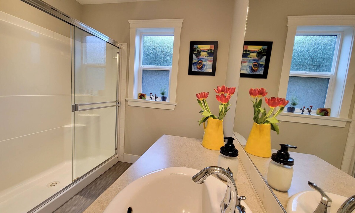 Cobble Hill House | Ocean View Island Retreat | Private Hot Tub, Sunny Patio, Walk to Beach