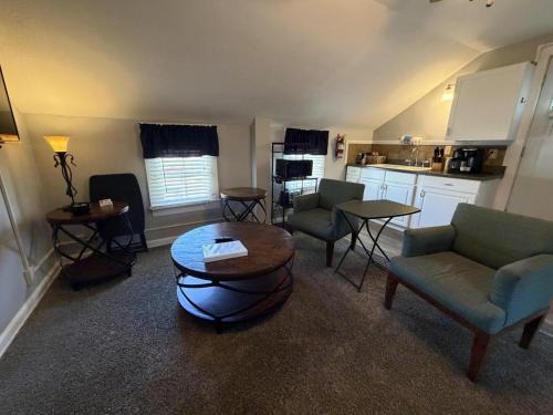 Geneva-on-the-Lake House | On The Strip Cozy GOTL Vacation Cottage