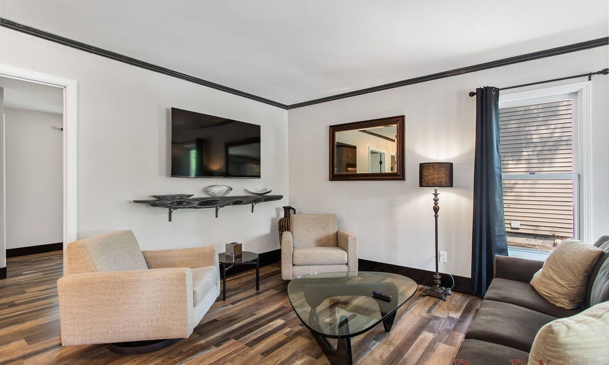 Holland House | On Tulip Lane! Walking distance to downtown shops, restaurants, and parks!