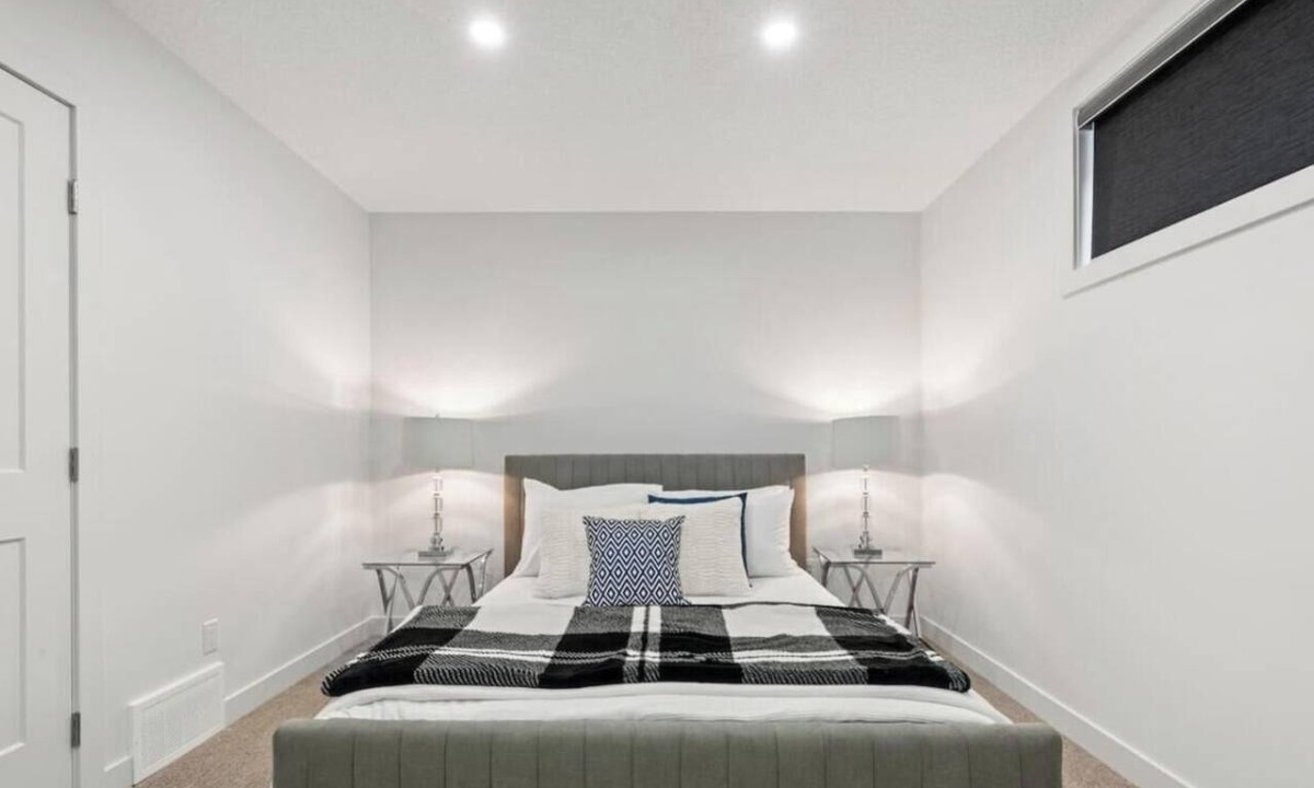 Southeast Edmonton Condo | Orchards Delight | Near Airport | Sleeps 4 | WiFi