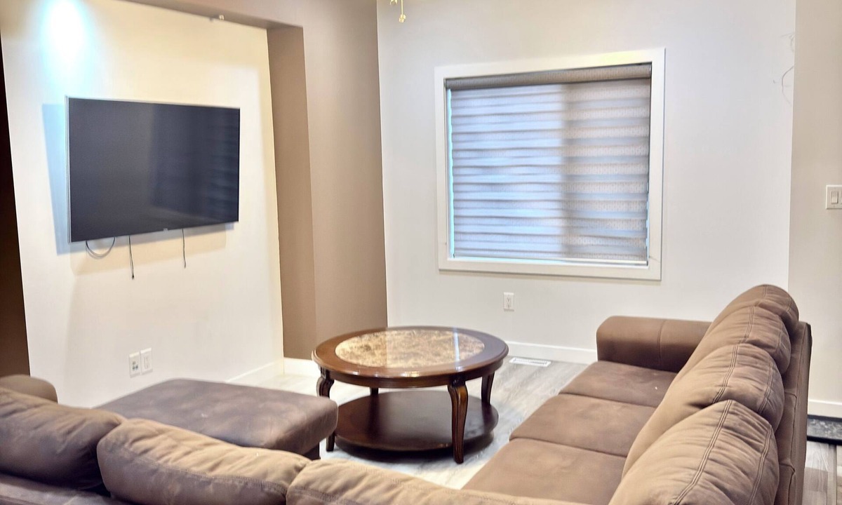 Winnipeg House | Peaceful Family Home | 4BR, Huge Deck, Garage & Free Wi-Fi