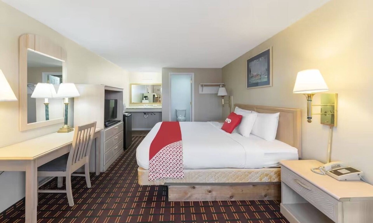 Seneca Falls Hotel | Peaceful Room at the Heart of Seneca Falls near Parks | Free Parking