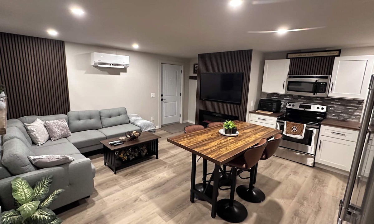 East Kootenay House | Peaceful suite at Shadow Mountain, in the heart of nature, near all amenities!